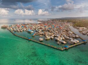 Keindahan bawah laut Wakatobi dengan terumbu karang.