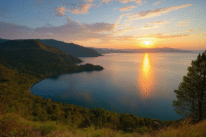Pemandangan matahari terbit di Danau Toba.