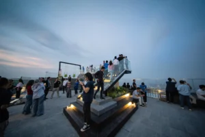 Pemandangan kota Jakarta dari Up At Thamrin Nine.