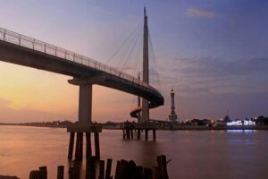 Jembatan Gentala Arasy di Jambi dengan menara dan pemandangan sungai