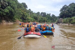 Pemandangan GeoPark Merangin Jambi dengan formasi batuan dan sungai