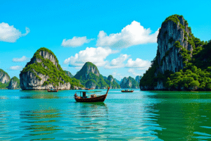 Perahu tradisional di Halong Bay, Vietnam.
