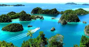 Keindahan Raja Ampat dengan pulau-pulau karst dan air jernih.