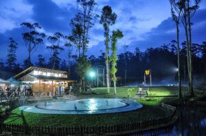 Kampung Cai Ranca Upas dengan rusa dan pemandangan alam.