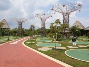 Pemandangan Jambi Paradise dengan taman dan wahana air