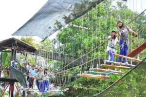 Suasana Kampoeng Radja Jambi dengan wahana permainan dan area hijau