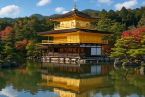 Kuil Kinkaku-ji (Kuil Emas) di Kyoto, Jepang, dikelilingi oleh taman yang indah dan memantul di kolam.