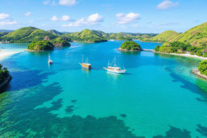 Pemandangan udara Labuan Bajo dengan perahu.
