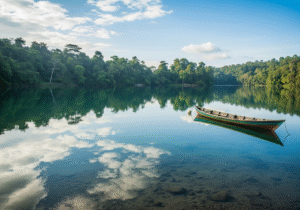 Danau Labuan Cermin dengan air jernih di Kalimantan Timur.