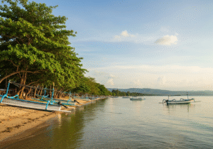 Pantai Amahami di Kota Bima dengan perahu dan pepohonan rindang.