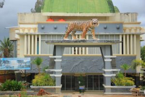 Gerbang masuk Taman Margasatwa dan Budaya Kinantan di Bukittinggi