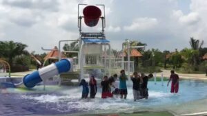Wahana air World of Water Water Park Jambi dengan perosotan dan kolam renang