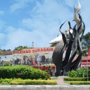 Gerbang masuk Kebun Binatang Surabaya dengan patung Suro dan Boyo