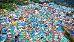 Pemandangan umum Gamcheon Culture Village yang berwarna-warni di Busan