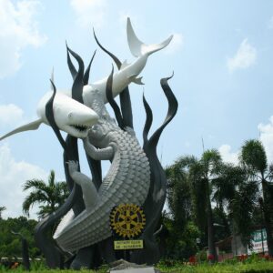 Patung Suro dan Boyo, ikon kota Surabaya yang melambangkan ikan hiu dan buaya
