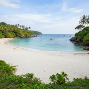 Pemandangan Pantai Loang Baloq dengan pasir putih dan air jernih, serta area hijau di sekitarnya