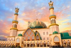 Masjid Islamic Center Mataram yang megah dengan menara tinggi dan kubah berwarna-warni