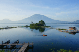 Danau Rawa Pening dengan perahu dan pegunungan