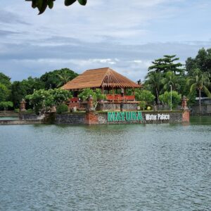 Pura di tengah kolam Taman Mayura, Mataram, dikelilingi pepohonan rindang
