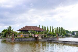 Pemandangan luas Taman Mayura dengan kolam dan bangunan kuno
