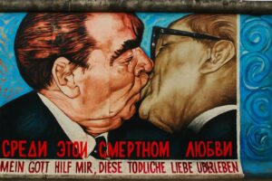 Mural Ciuman Persaudaraan di East Side Gallery Berlin.