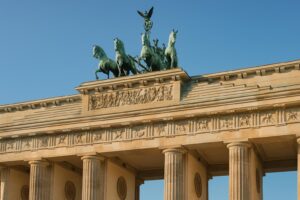 Foto Gerbang Brandenburg di siang hari, monumen bersejarah.