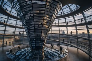 Kubah kaca Gedung Reichstag Berlin, arsitektur modern.